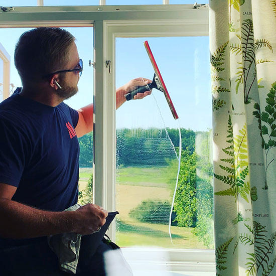 Fönsterputs vid ett svåråtkomligt fönster