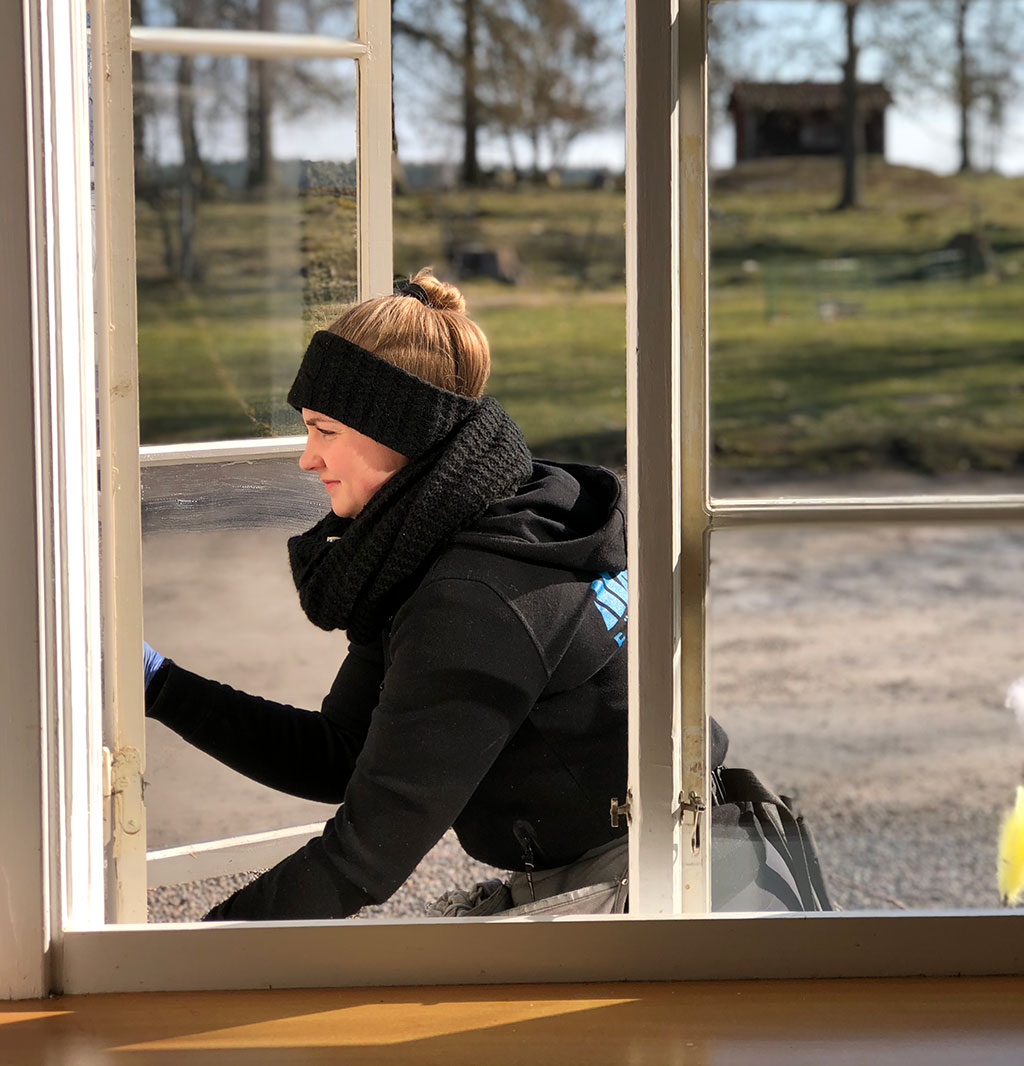 Fönsterputsare från Malma arbetar vid ett stort fönster